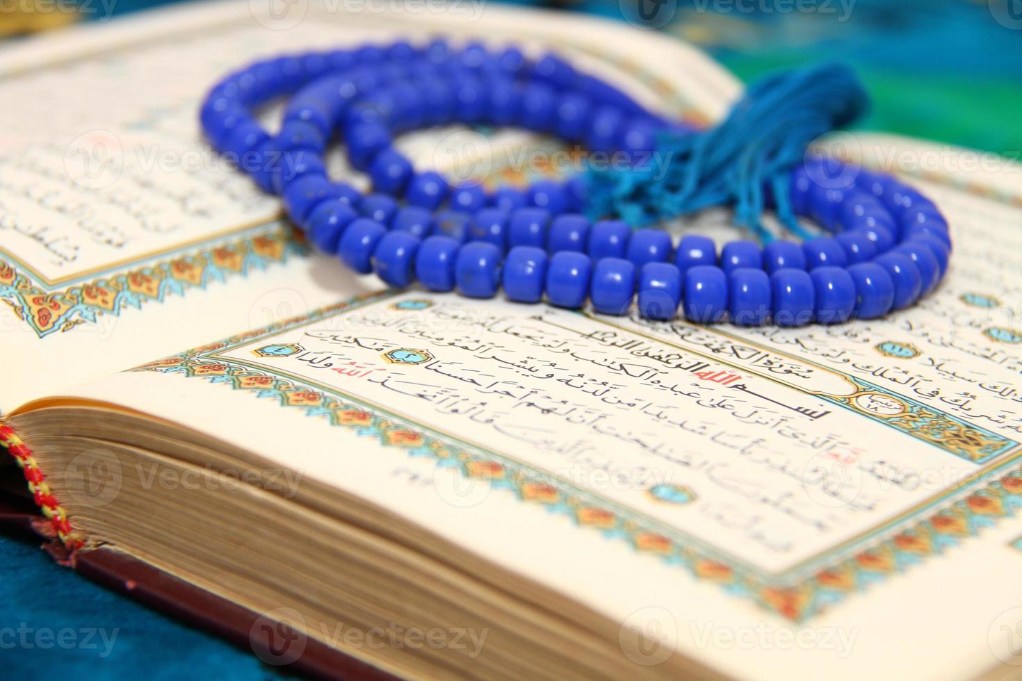 het lezen van de heilige koran foto