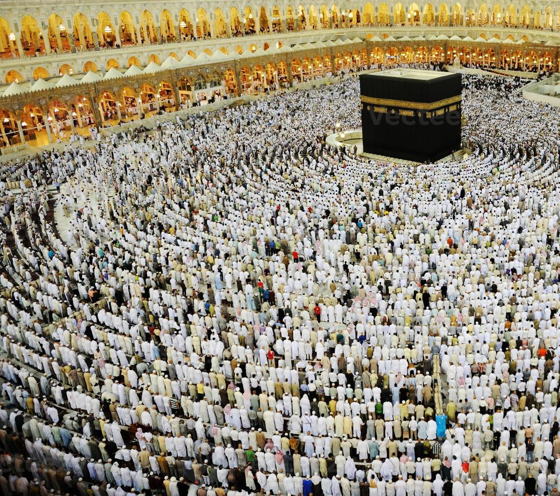 makkah kaaba en mensen die komen voor hadj foto