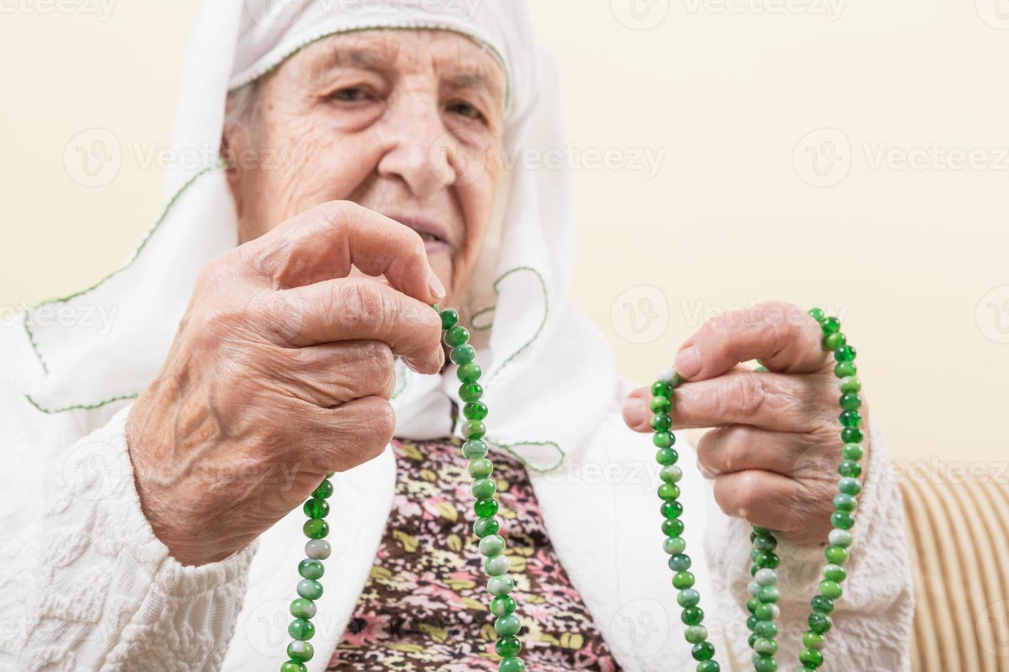 senior vrouw bidden foto