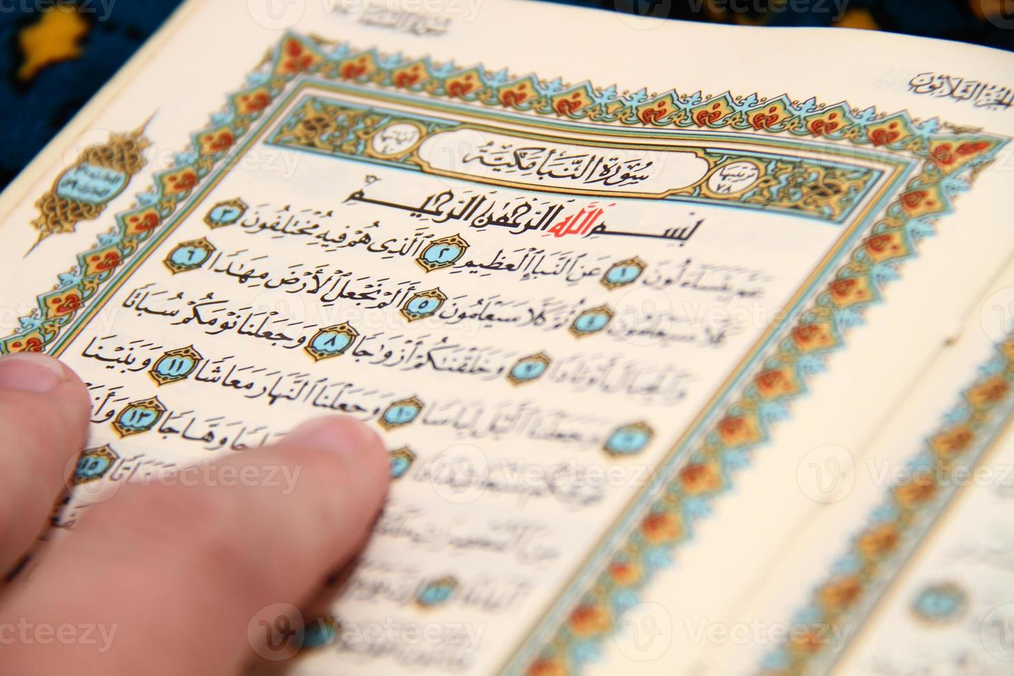het lezen van de heilige koran foto