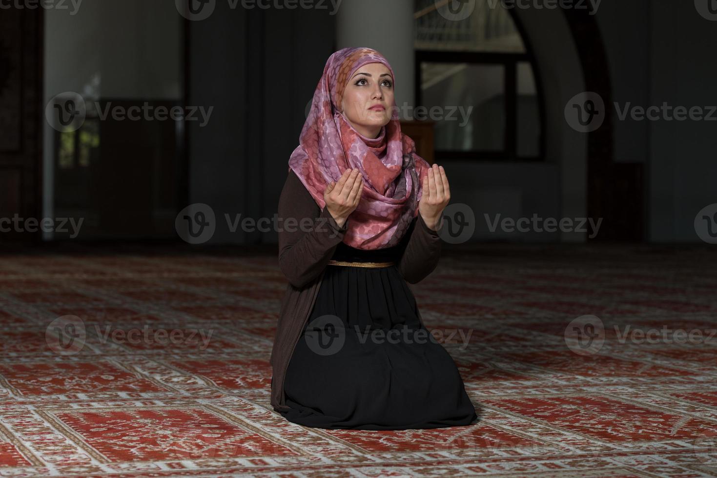 nederige moslim gebed vrouw foto