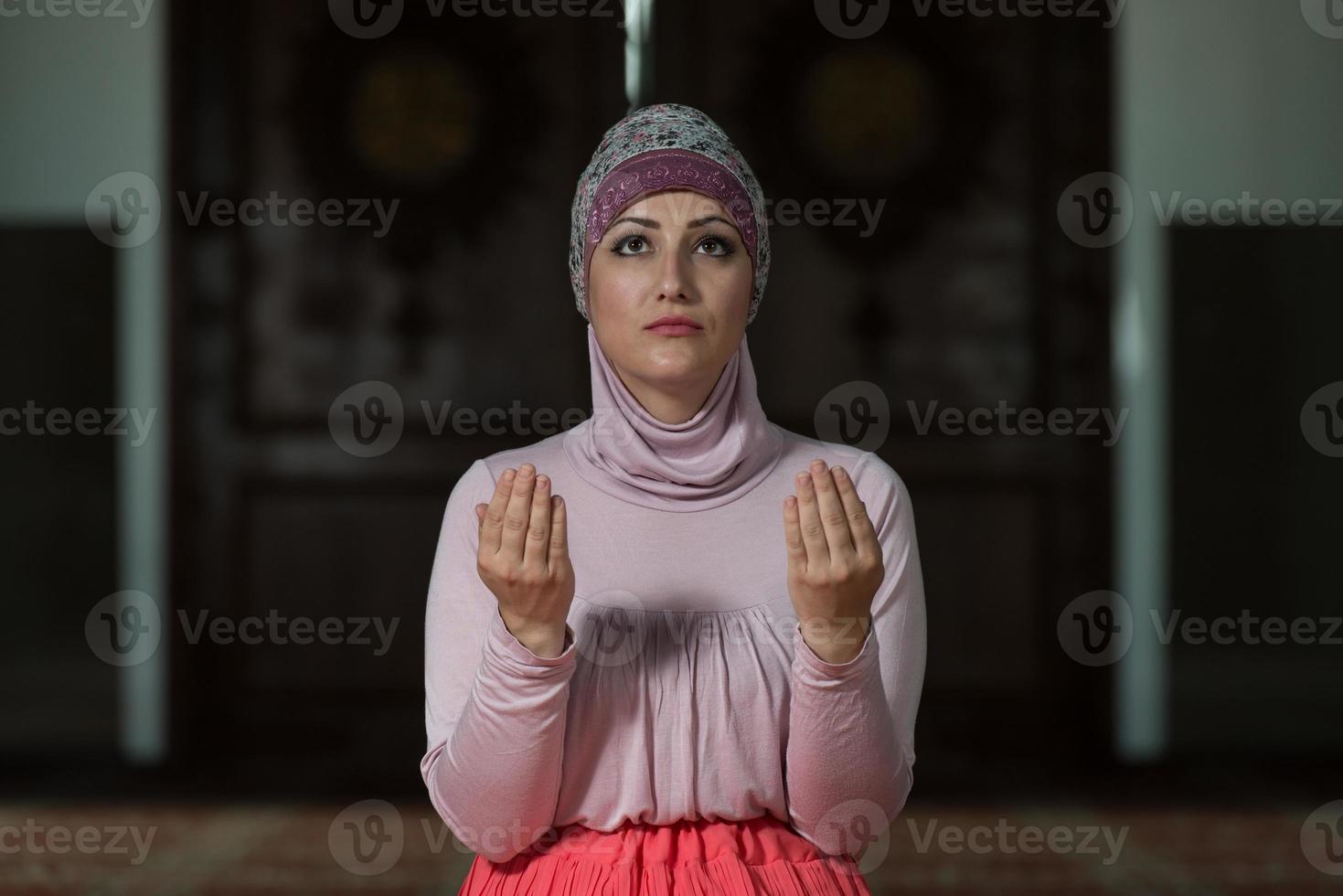 jonge moslimvrouw bidden foto