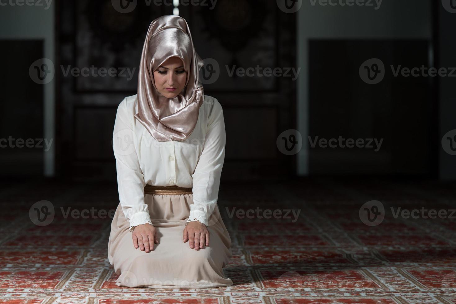 moslimvrouw bidt in de moskee foto