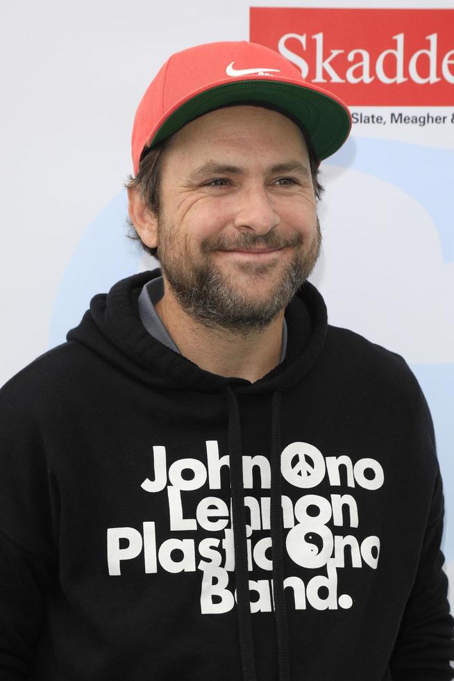 los angeles 2 mei - charlie day op het 15e jaarlijkse golftoernooi van de george lopez foundation op de golfbaan aan het meer op 2 mei 2022 in burbank, ca foto