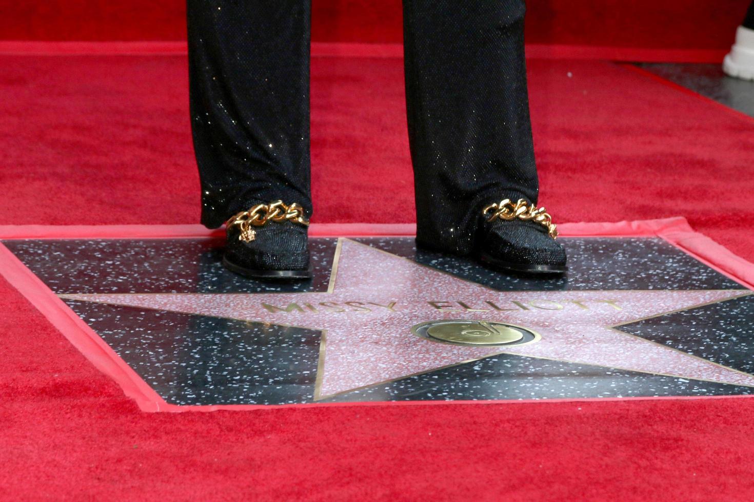 los angeles 8 nov - missy elliott schoen detail met haar ster bij de missy elliott ster ceremonie op de hollywood walk of fame op 8 november 2021 in los angeles, ca foto