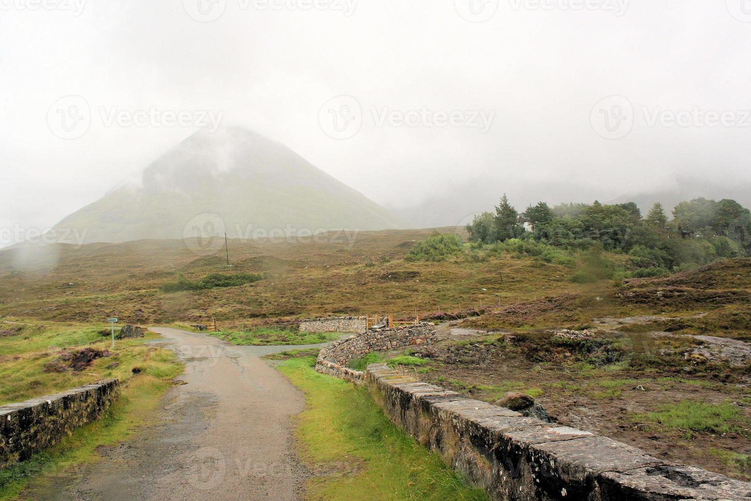 een uitzicht op het platteland op het eiland Skye in Schotland foto