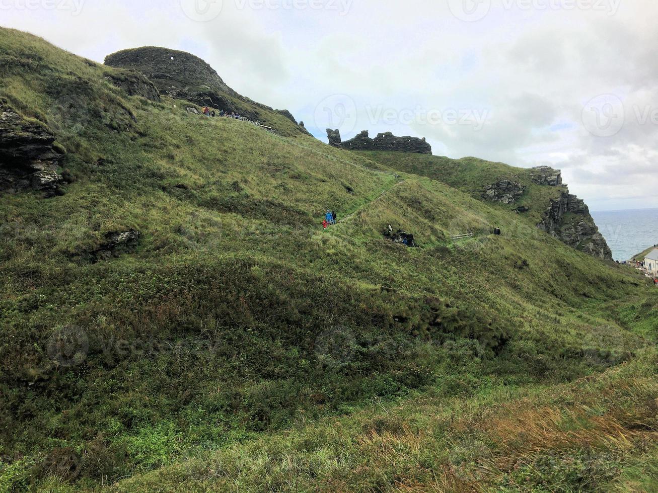 zicht op tintagel in cornwall aan de kust foto