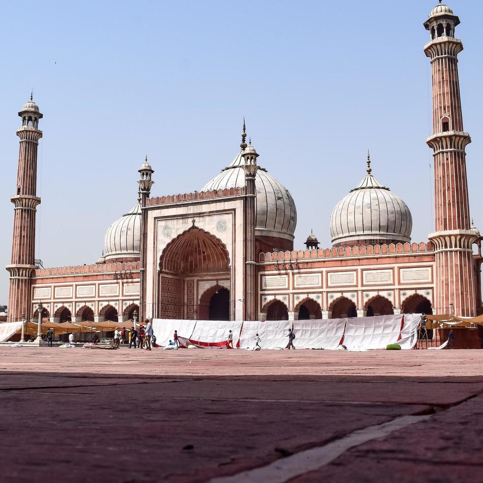 Delhi, India - 15 april 2022 - niet-geïdentificeerde Indiase toeristen die jama masjid bezoeken tijdens het ramzan-seizoen, in delhi 6, india. jama masjid is de grootste en misschien wel de mooiste moskee in India foto