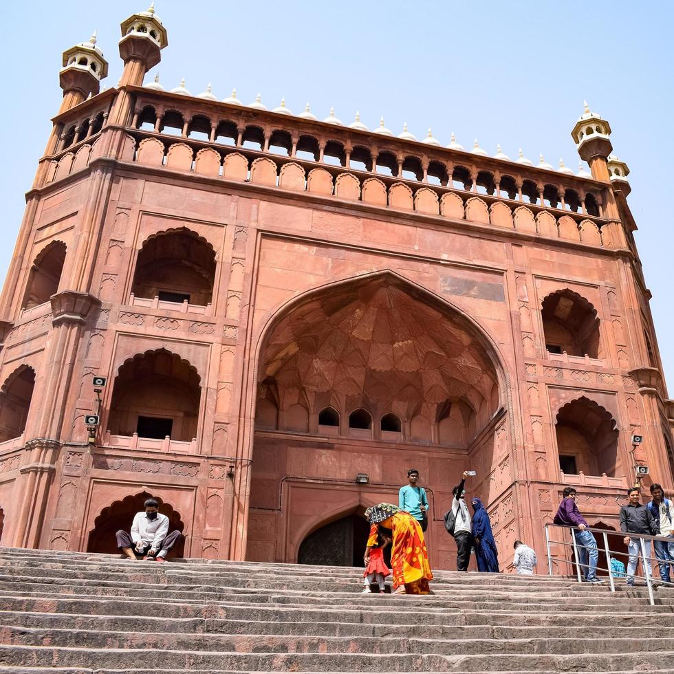 Delhi, India - 15 april 2022 - niet-geïdentificeerde Indiase toeristen die jama masjid bezoeken tijdens het ramzan-seizoen, in delhi 6, india. jama masjid is de grootste en misschien wel de mooiste moskee in India foto