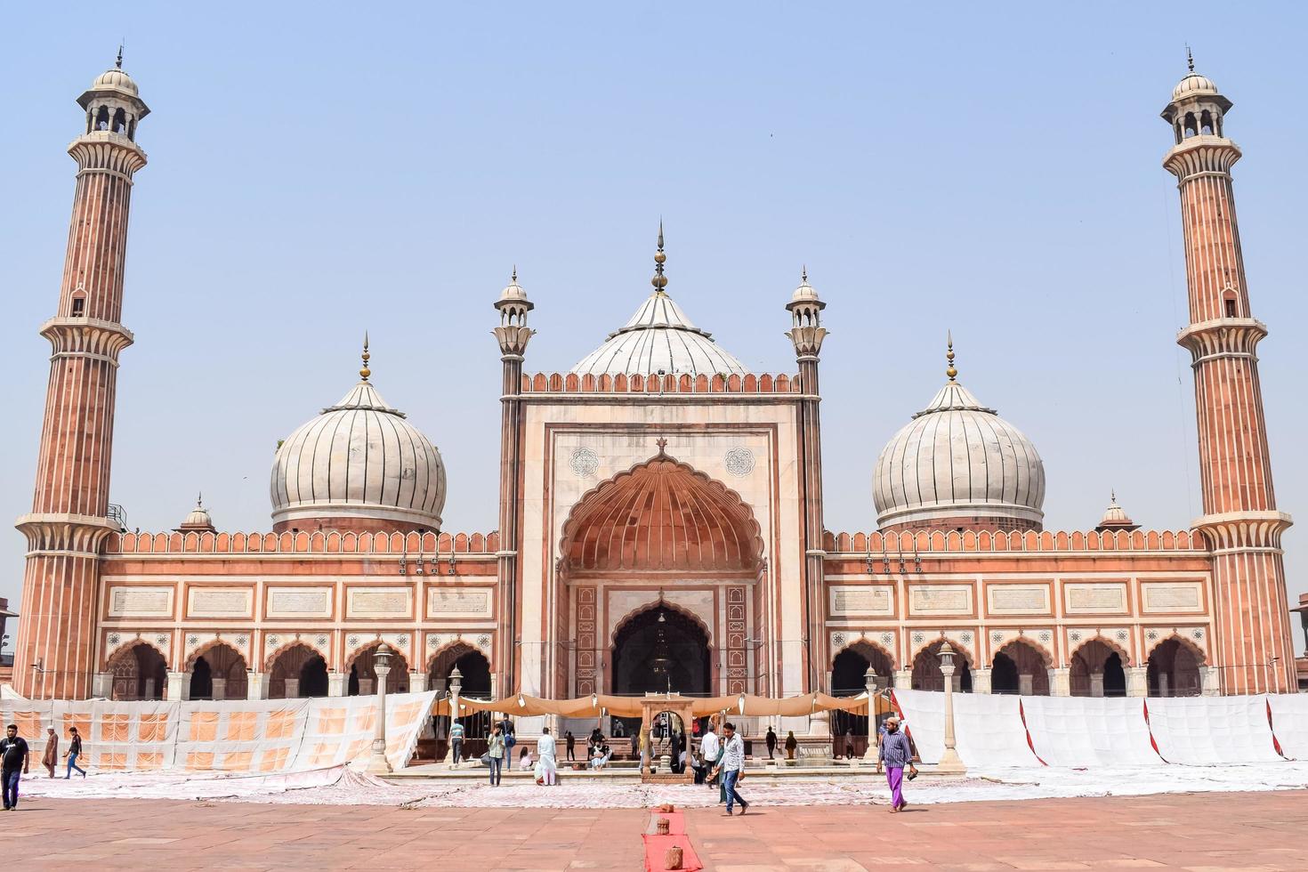 Delhi, India - 15 april 2022 - niet-geïdentificeerde Indiase toeristen die jama masjid bezoeken tijdens het ramzan-seizoen, in delhi 6, india. jama masjid is de grootste en misschien wel de mooiste moskee in India foto