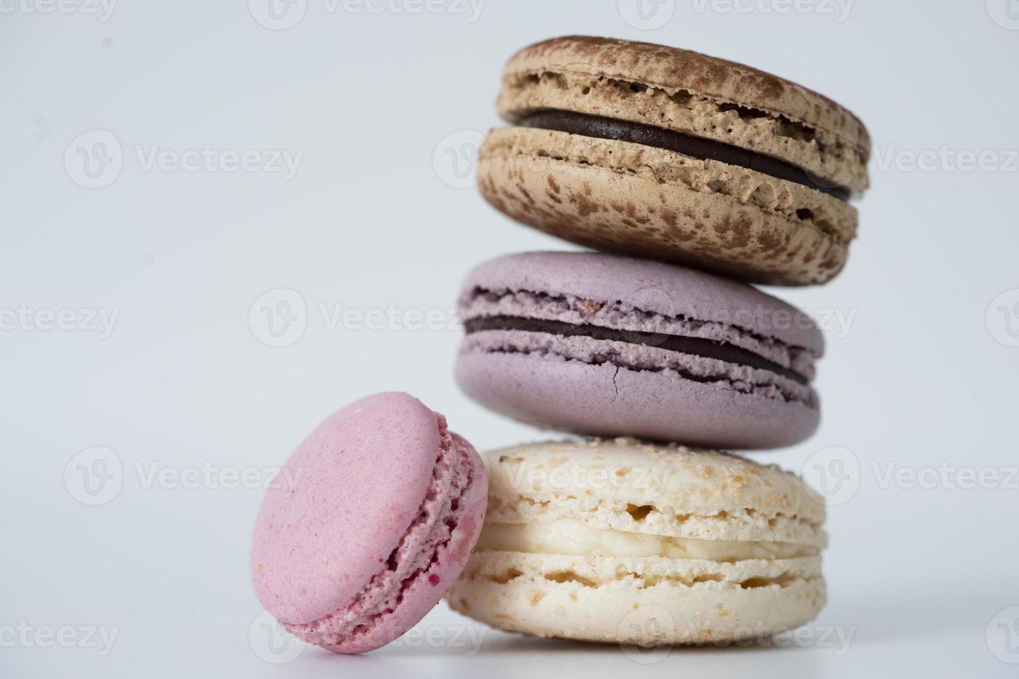 Franse zoete dessert macarons op wit. foto