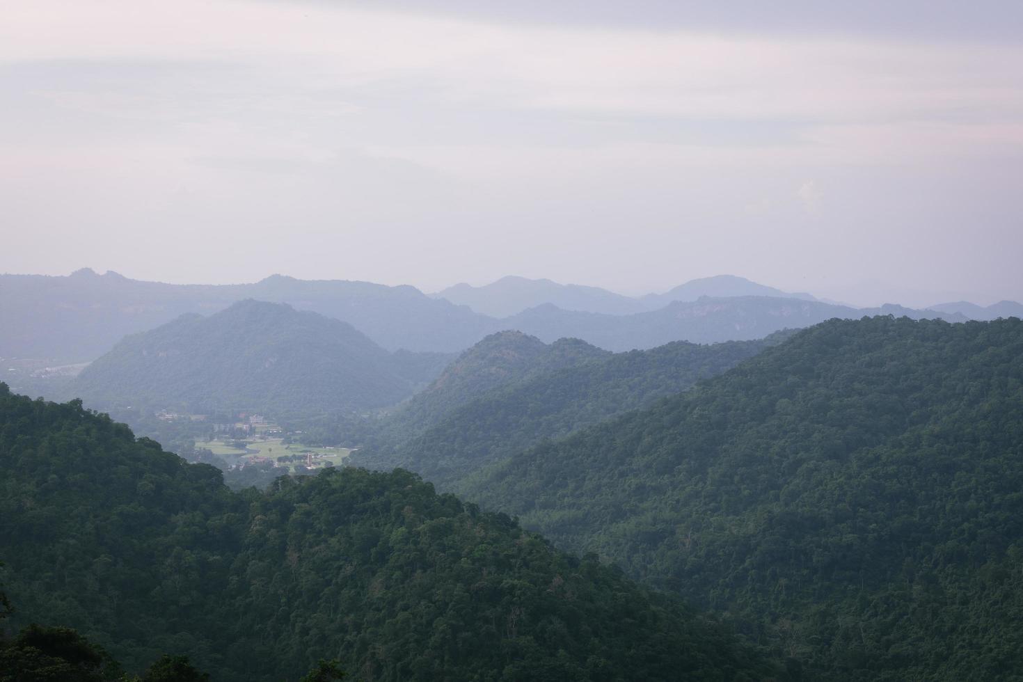 prachtige natuur, lucht, bomen, avondsfeer in Khao Yai National Park, Thailand foto