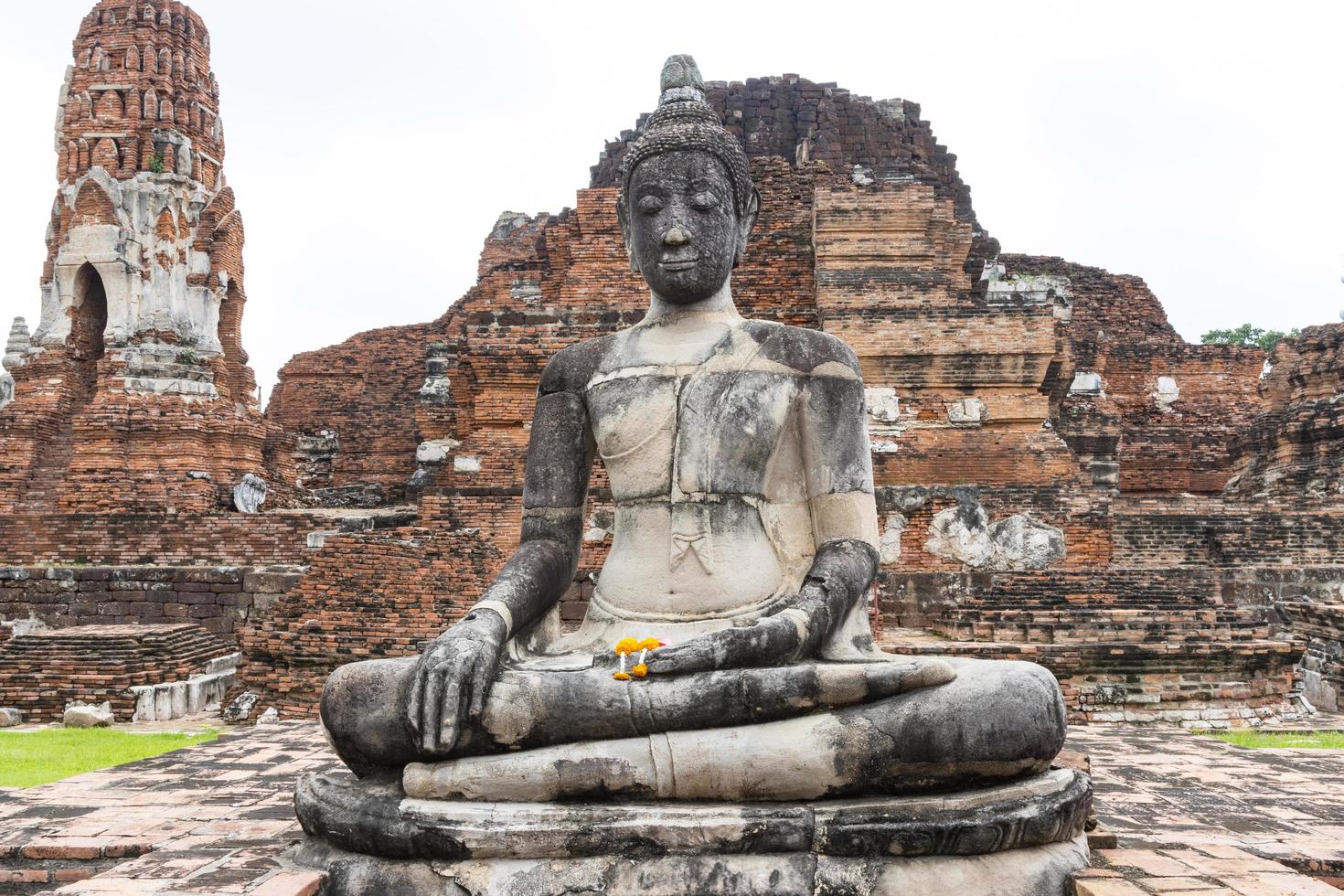 zittend boeddhabeeld op cement, gebouwd in de moderne geschiedenis in ayutthaya, thailand foto