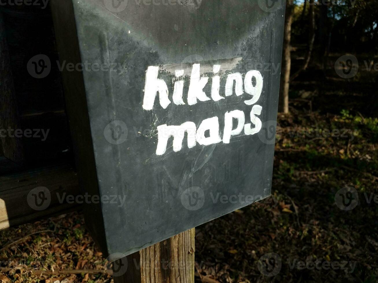 wandelkaarten ondertekenen op oude metalen brievenbus foto