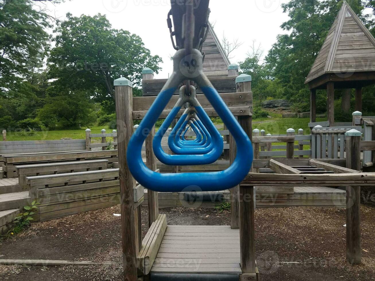 blauwe metalen ringen of klimrekjes op de speelplaats foto