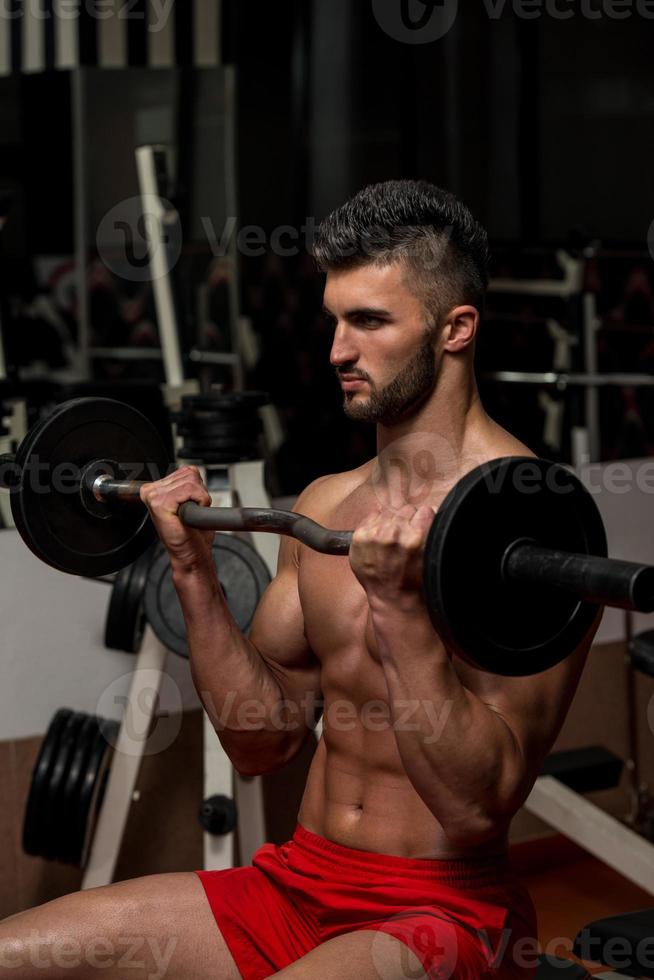 jonge mannen die oefening voor biceps doen foto