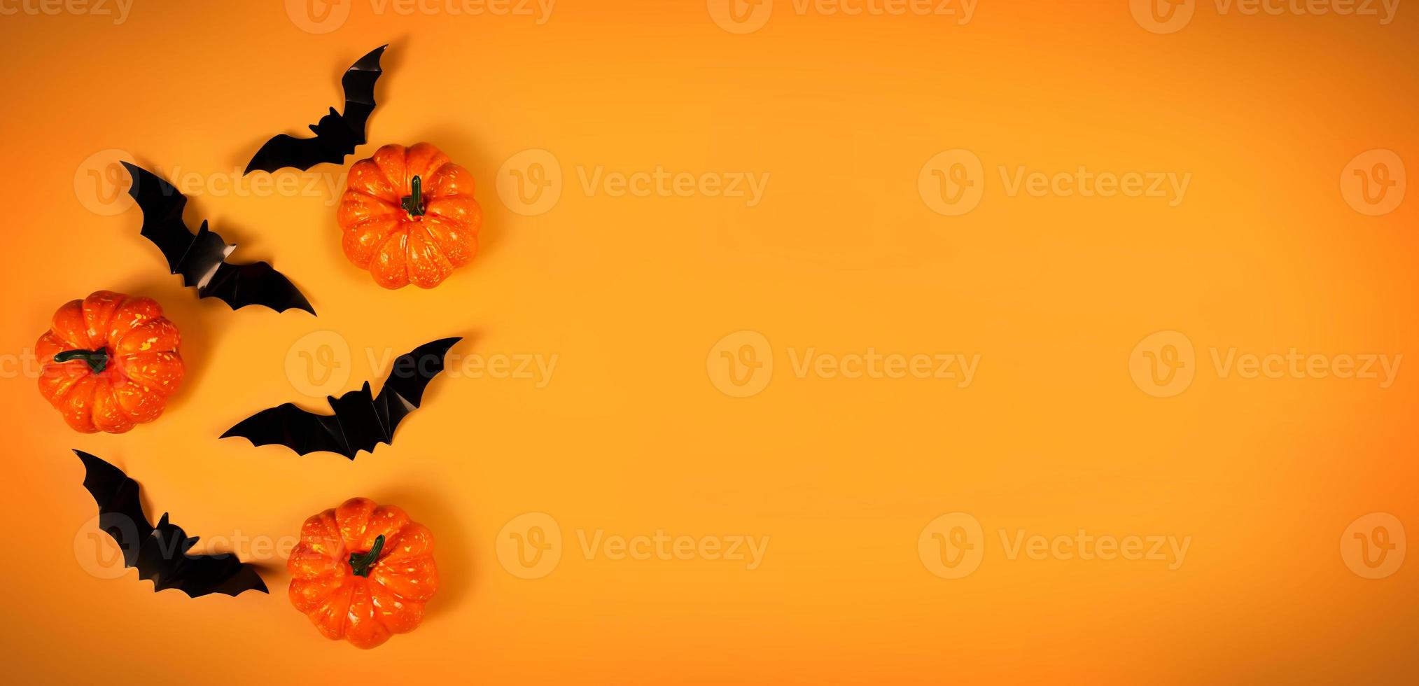 halloween op oranje achtergrond. speciale aanbieding symbool. viering concept. korting aanbieding prijs teken foto