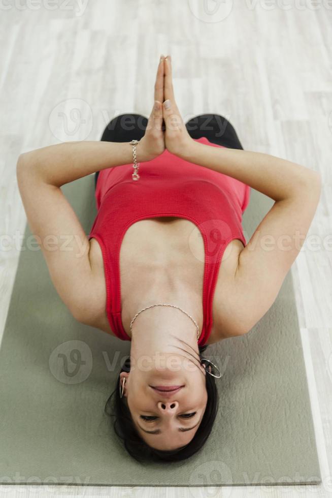 vrouw doet yoga foto