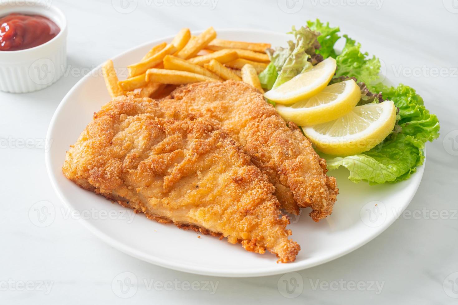 huisgemaakte gepaneerde weiner schnitzel met chips foto