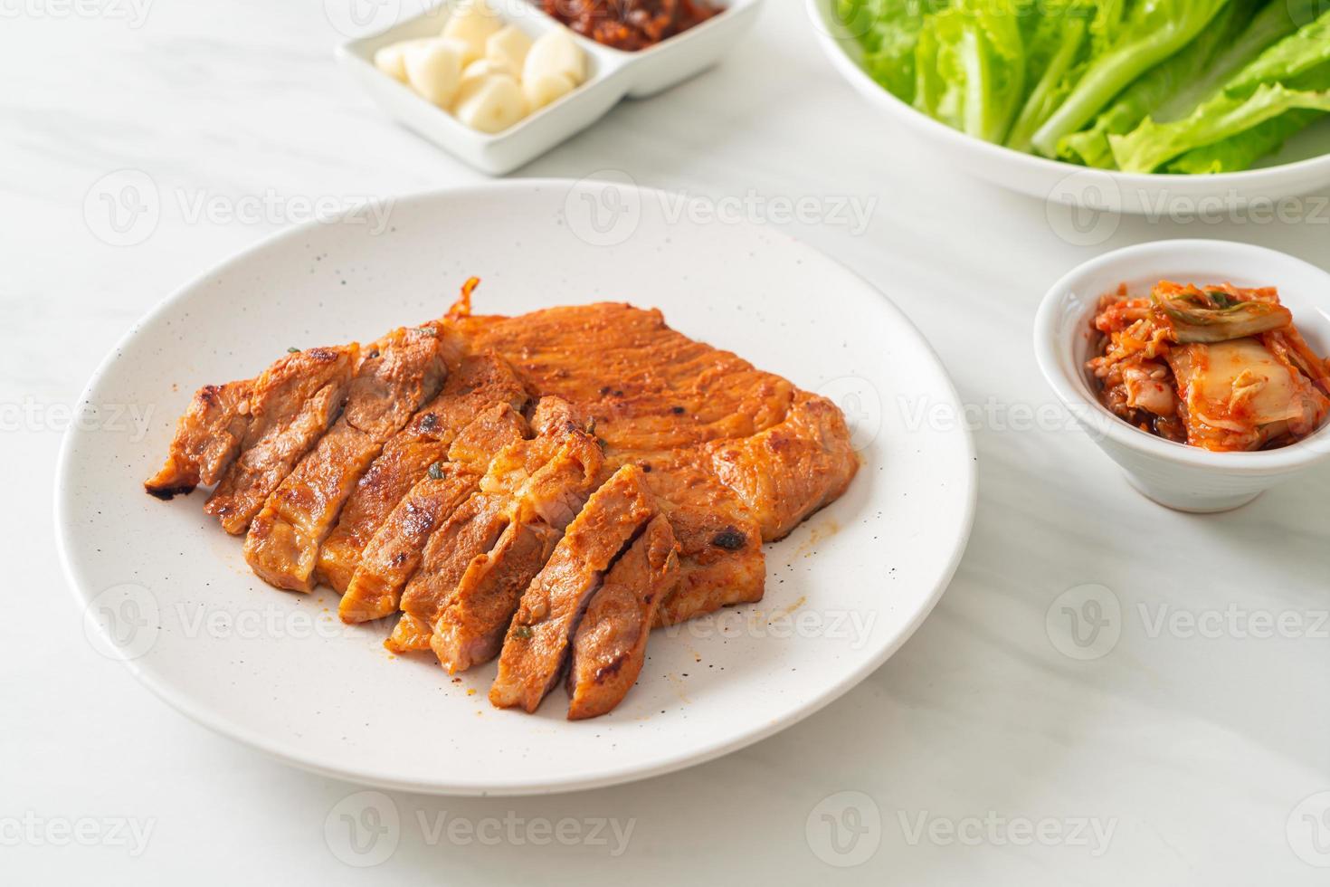 gegrild varkensvlees gemarineerde kochujang saus in koreaanse stijl met groente en kimchi foto