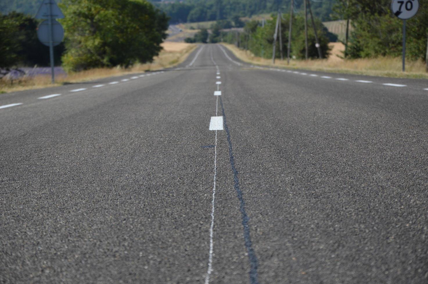 lange asfaltweg op het platteland foto