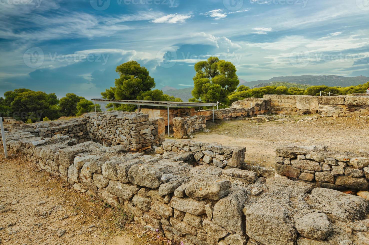 oude ruïnes op het eiland aegina, griekenland foto