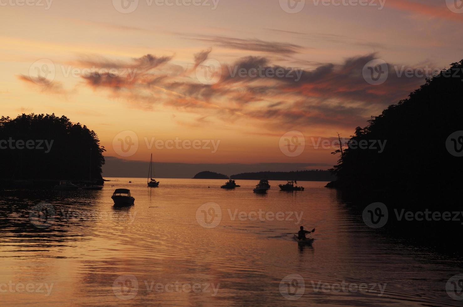 kayaker bij zonsondergang foto