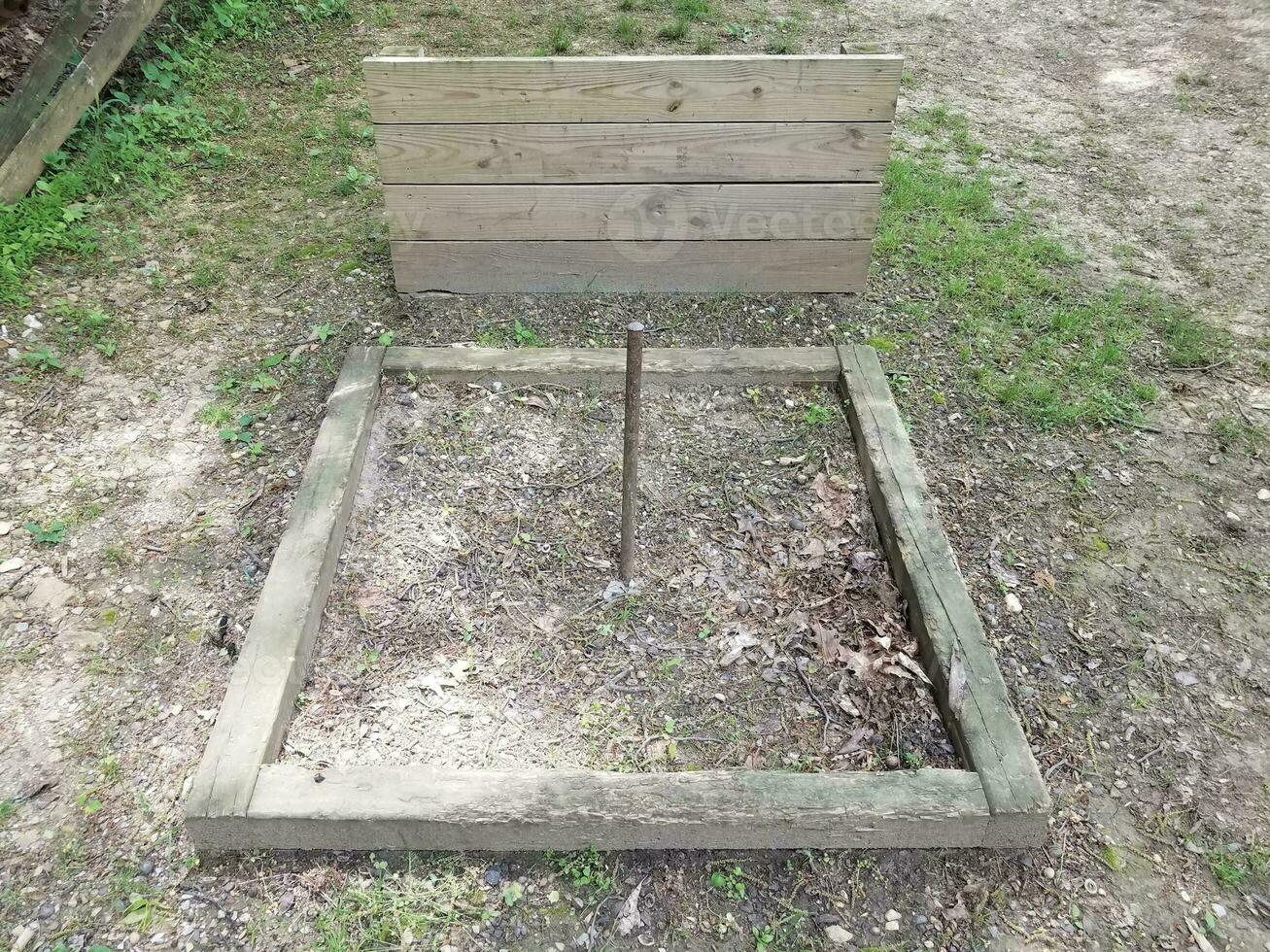 hoefijzerkuil met metalen paal en houten backstop foto