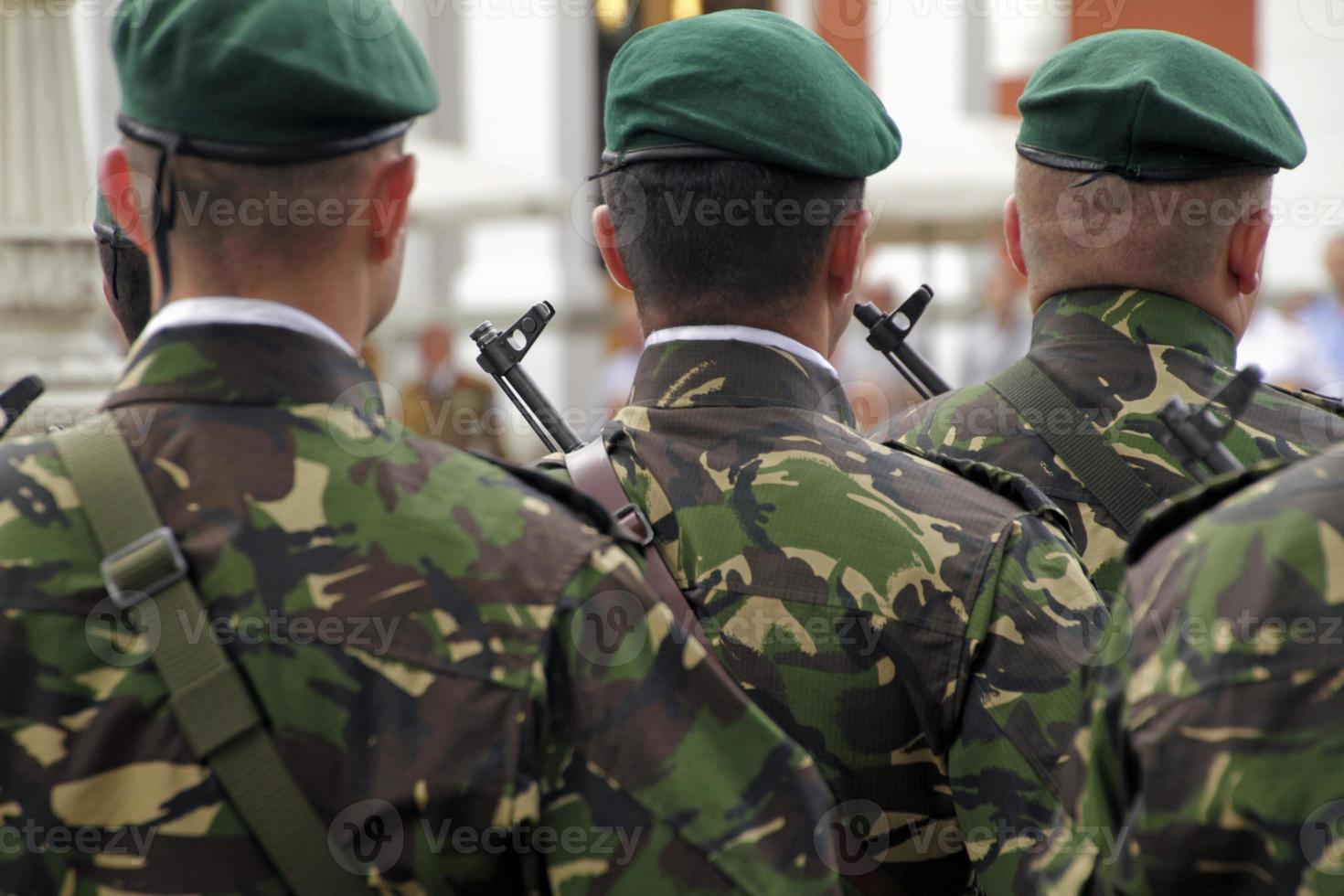 soldaten staan in een rij bij een militaire parade foto