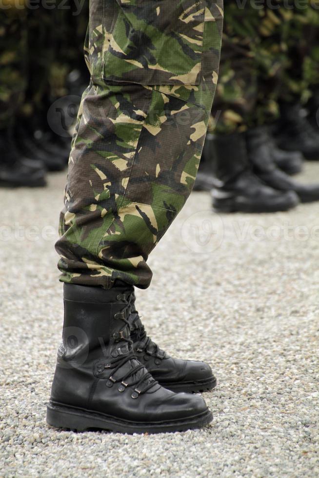 soldaten staan in een rij bij een militaire parade foto