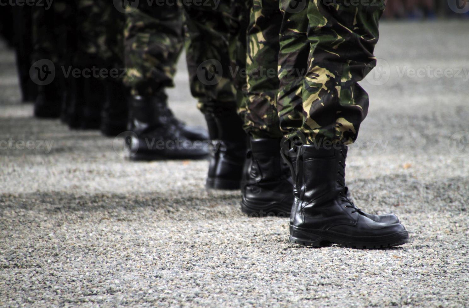 soldaten staan in een rij bij een militaire parade foto