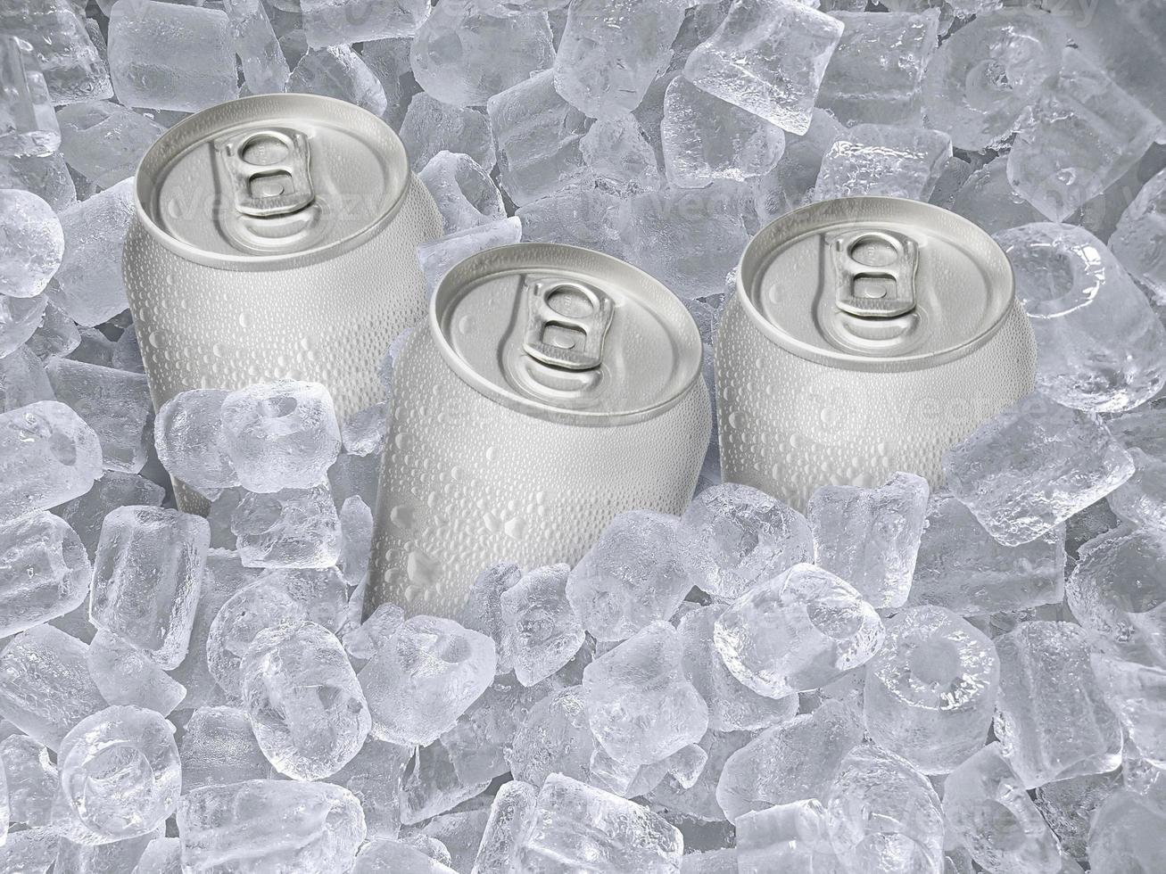 blikje koude drank, ijsblokjes van sappig. zomers verfrissend drankje foto