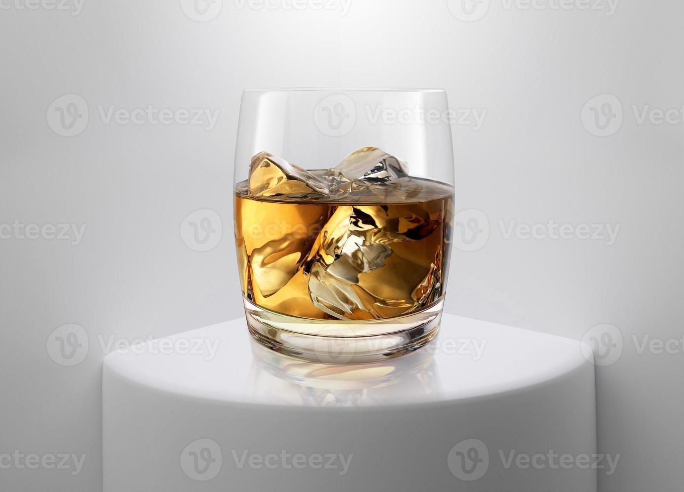 glas whisky, op de witte binnenruimte. voor productvertoning of tentoonstelling. 3D render foto