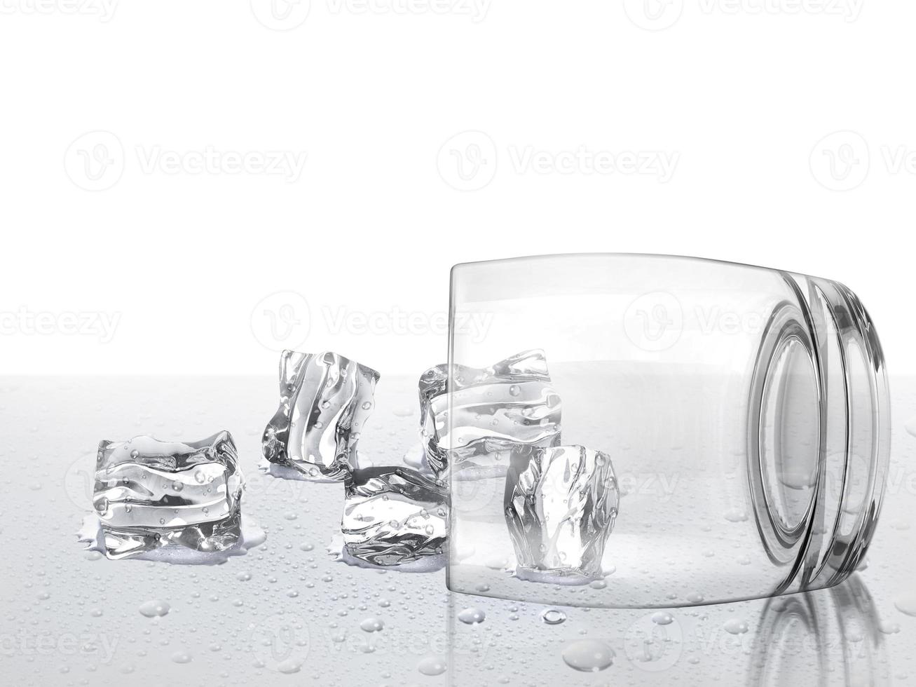 leeg glas met ijsblokjes op een witte achtergrond. 3D render foto