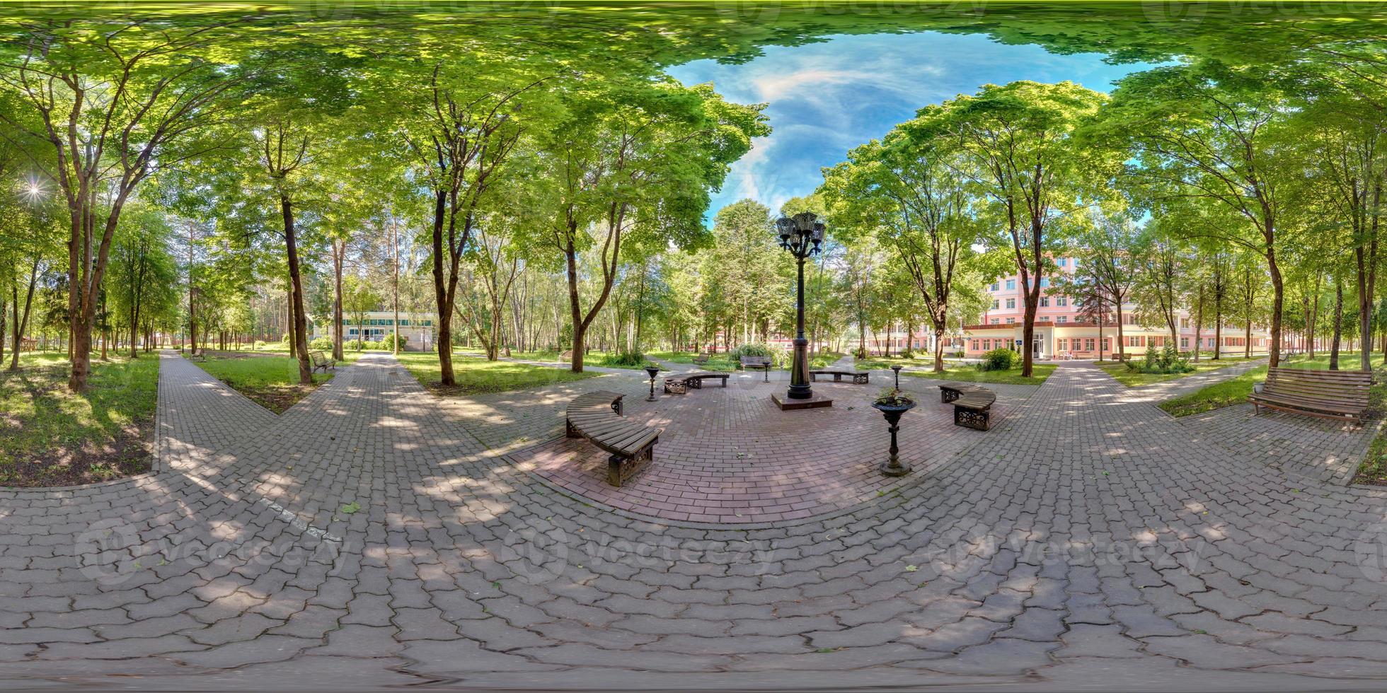 volledig bolvormig 360 graden naadloos panorama in equirectangular equidistante projectie, panorama in parkgroene zone, vr-inhoud foto