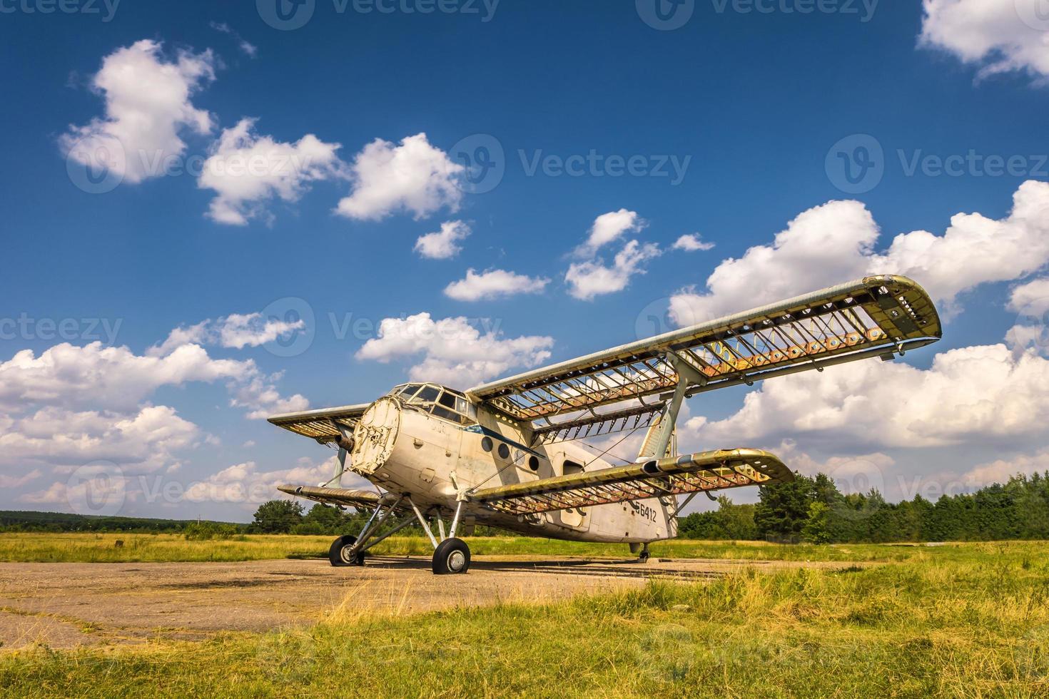 oud vernietigd vliegtuig in het veld op een zonnige dag foto