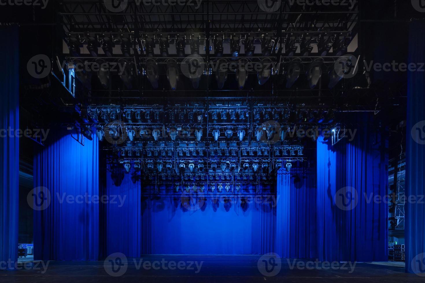 interieur van een witte conferentie-concertzaal of theater met blauwe scène foto