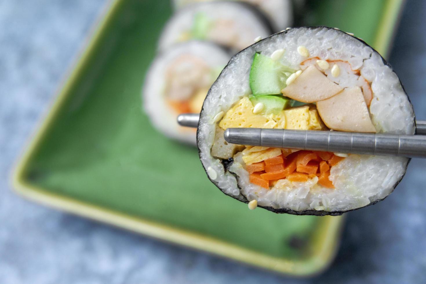 close-up Koreaans eten, gimbap of kimbap is rijstrol met zeewier foto