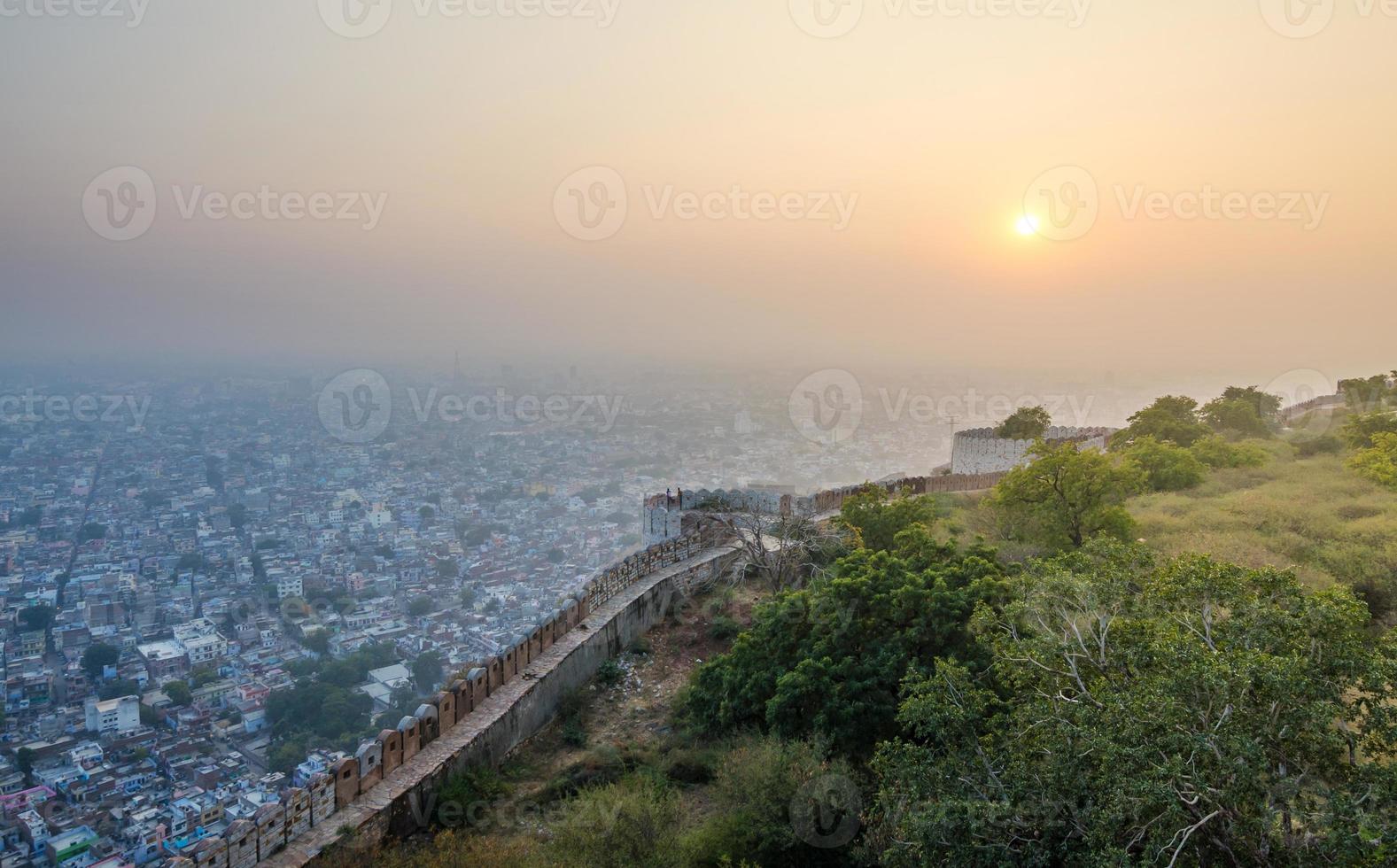 zonsondergang bij fort nahargarh en uitzicht op de stad jaipur foto