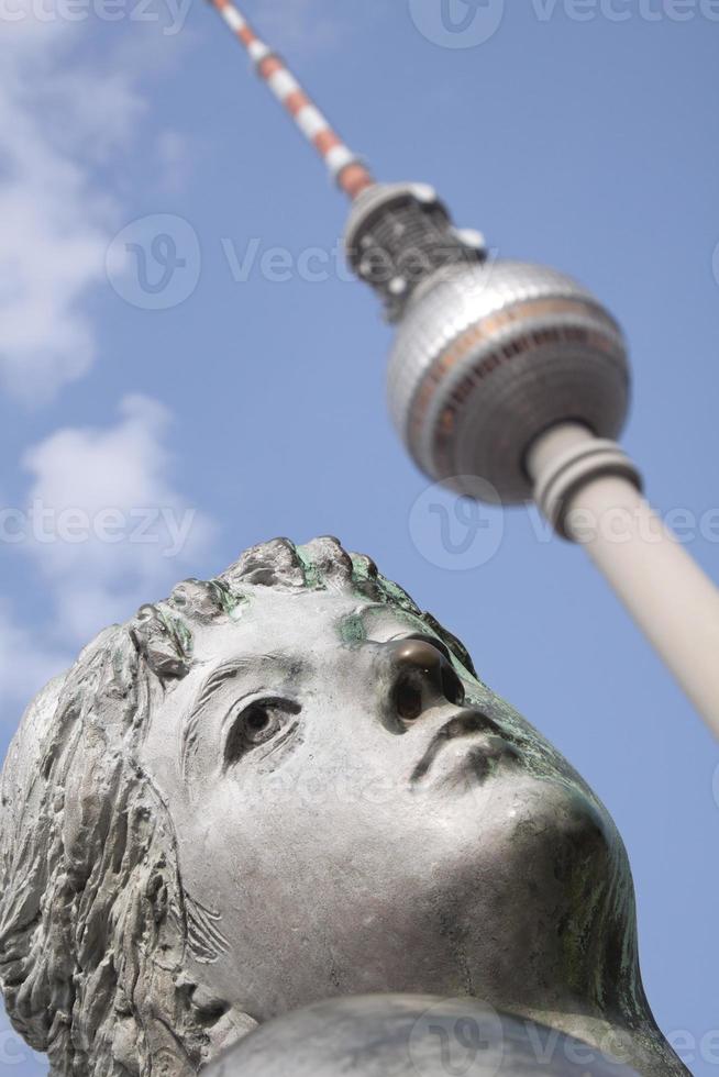 detail van de neptunbrunnen (fontein van neptunus) in berlijn (duitsland) foto