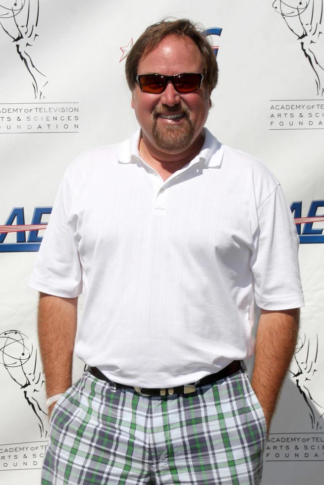 los angeles 20 sep - richard karn arriveert op het atas golftoernooi 2010 bij privé golfclub op 20 september 2010 in toluca lake, ca foto