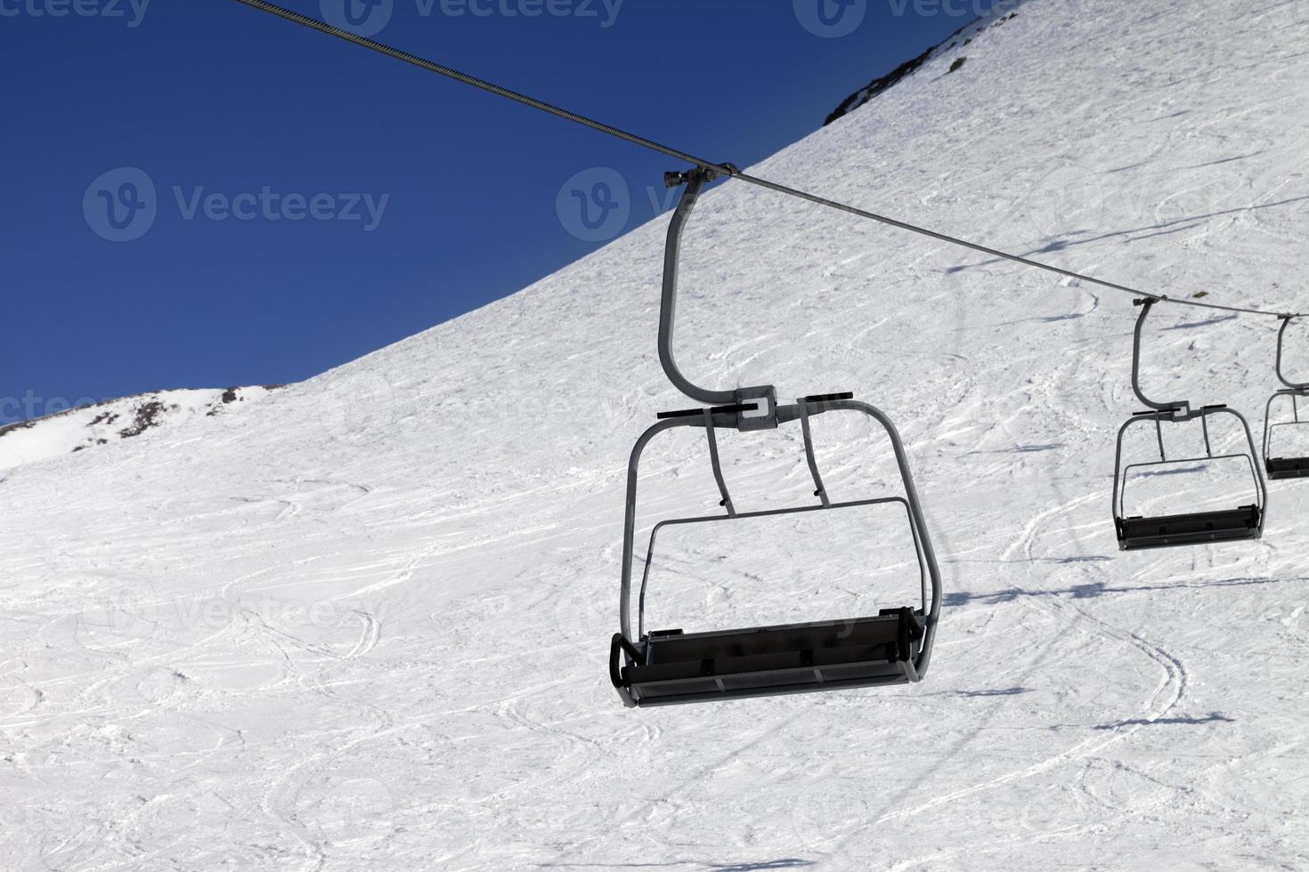 stoeltjeslift in het skigebied foto