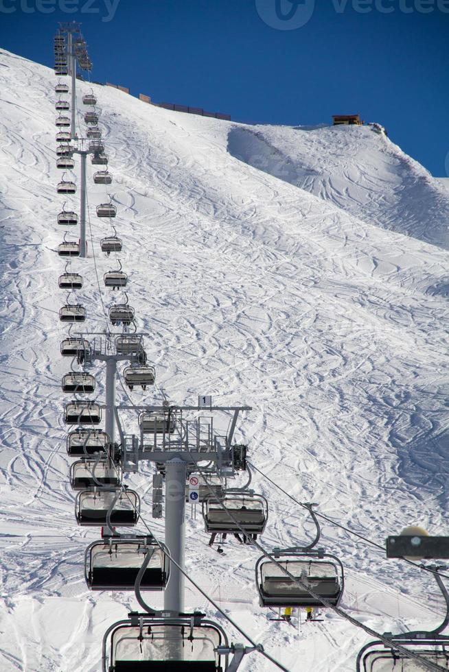 stoeltjeslift in skigebied krasnaya polyana, rusland foto