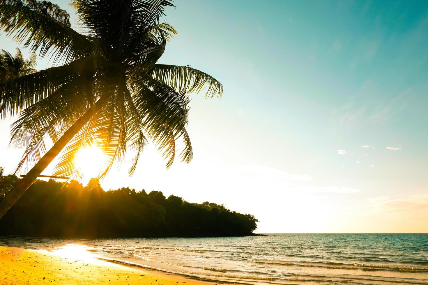 prachtige zonsondergang tropisch strand met palmboom en blauwe lucht voor reizen in vakantie ontspannen tijd, fotostijl vintage foto