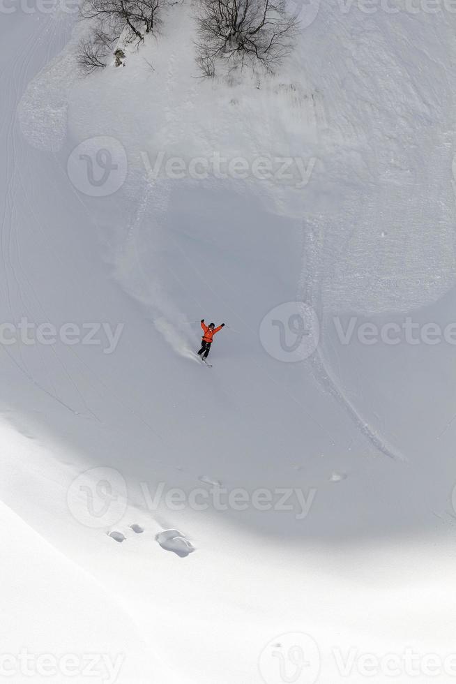 skiër in diep poeder, extreme freeride foto