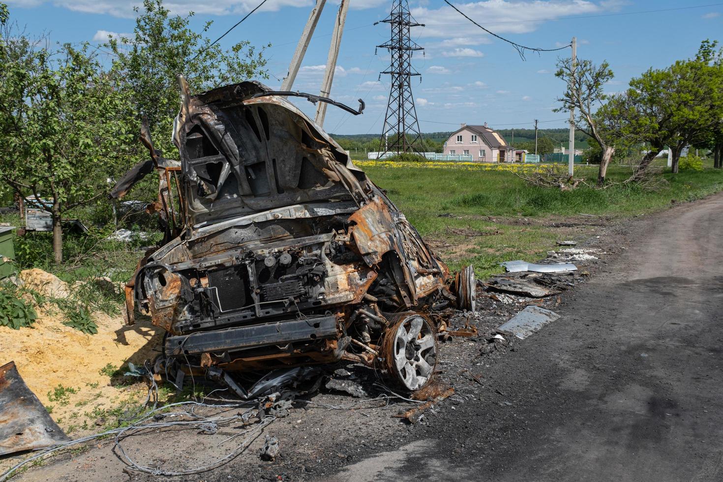 kharkiv, oekraïne - 4 mei 2022. verbrande en kapotte auto. oorlog in Oekraïne 2022. Russische raketten in Charkov, Oekraïne. Russische agressie, conflict. Russische aanval op Oekraïne. foto