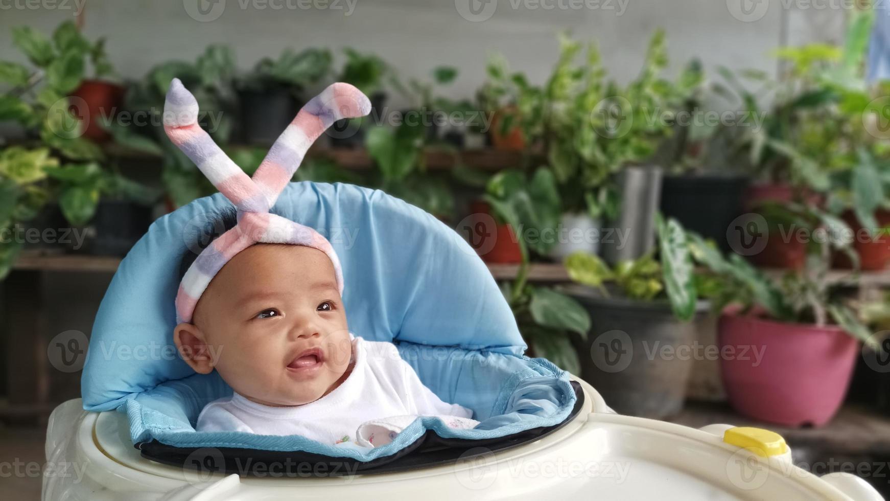 Aziatische gelukkige baby die lacht met kopie ruimte. schattige baby van 4 maanden. foto