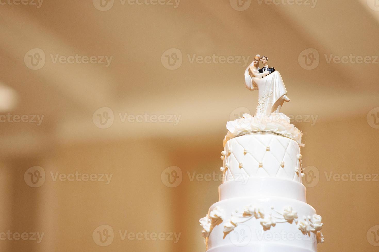 bruidstaart met bruid en bruidegom poppen bovenop met lege copyspace foto