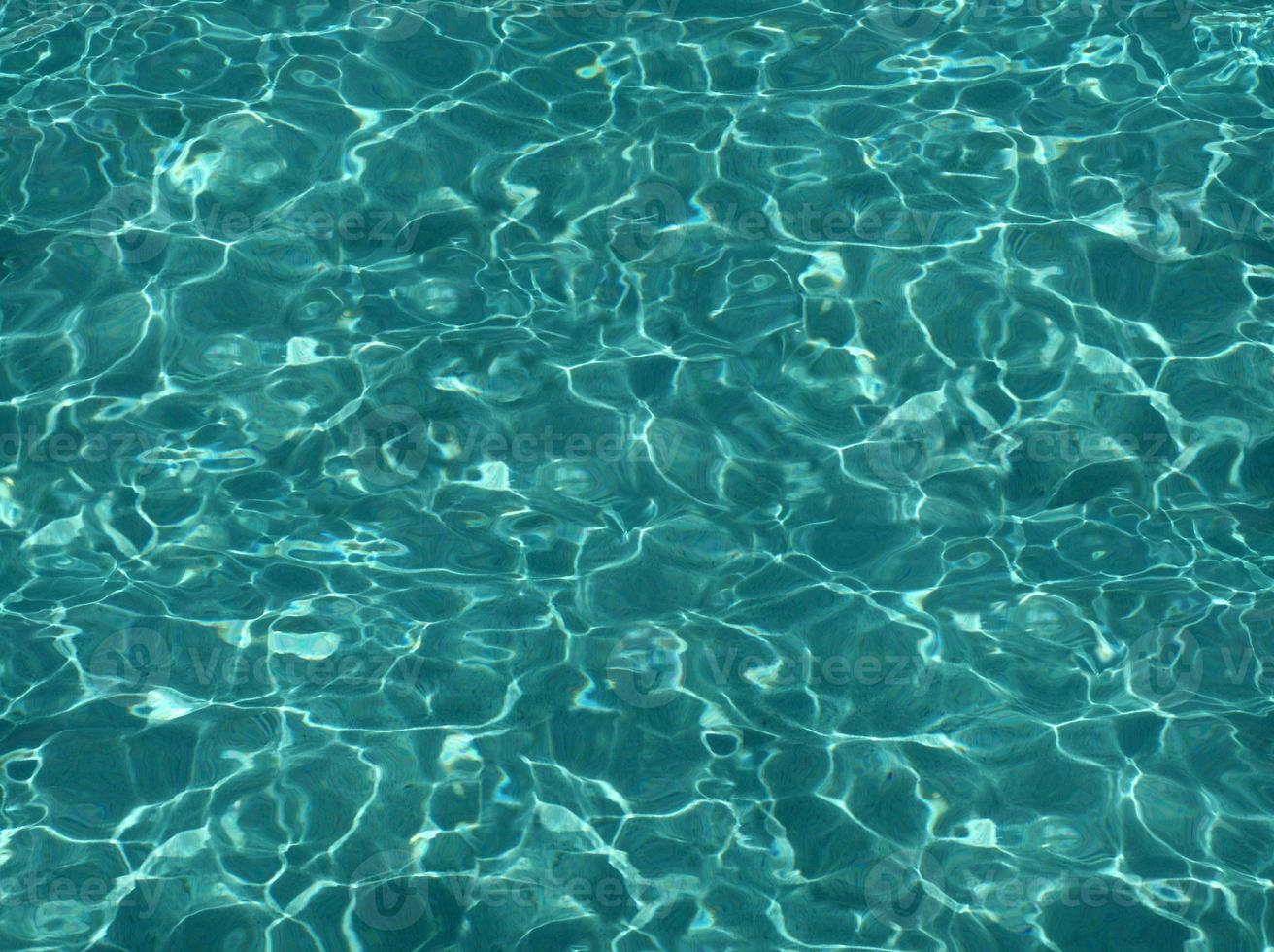 zwembad met wasser en glazen op de grond grund foto