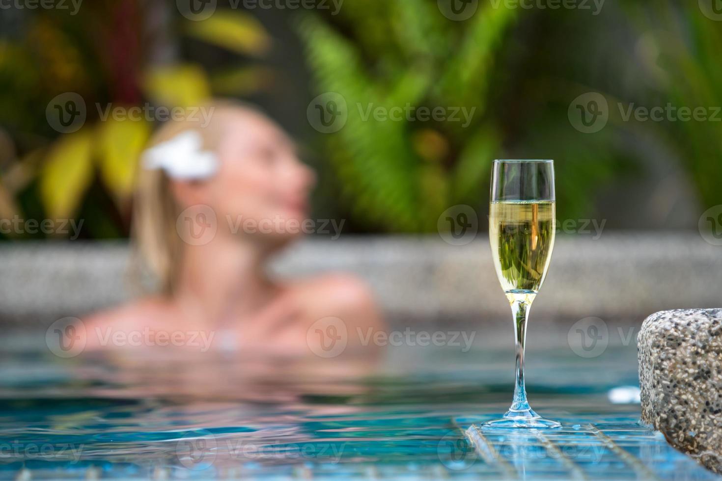 champagne in de buurt van zwembad op een achtergrond foto